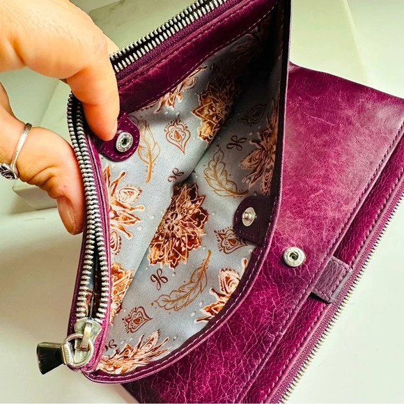 Hobo International Taylor Plum Vintage Leather Wallet - Picture 9 of 13